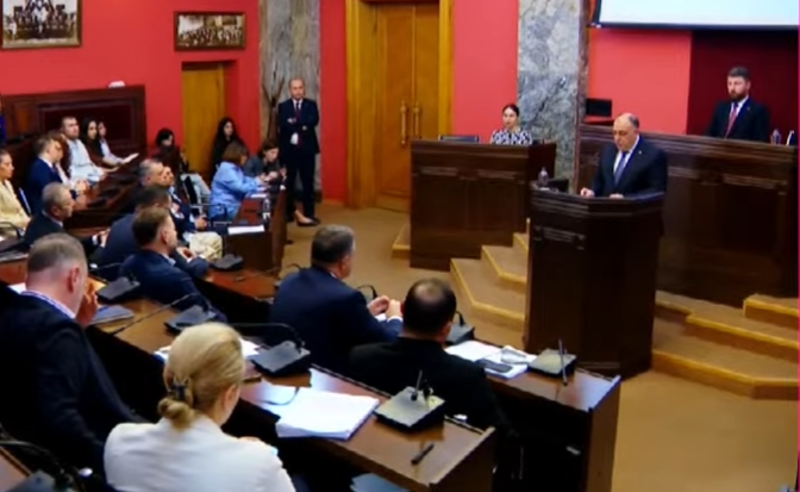 ხმაური პარლამენტში – გიორგი გვარაკიძის ანგარიშის განხილვა დაპირისპირების ფონზე მიმდინარეობს