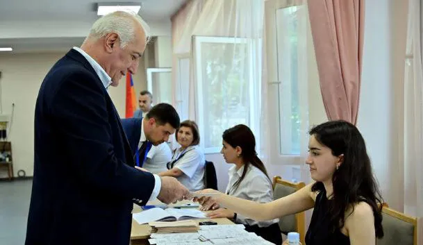 სომხეთის პრეზიდენტი – ხმა მივეცი მშვიდობიან, განვითარებად სომხეთს, რომელსაც ძლიერი და სტაბილური მომავალი აქვს