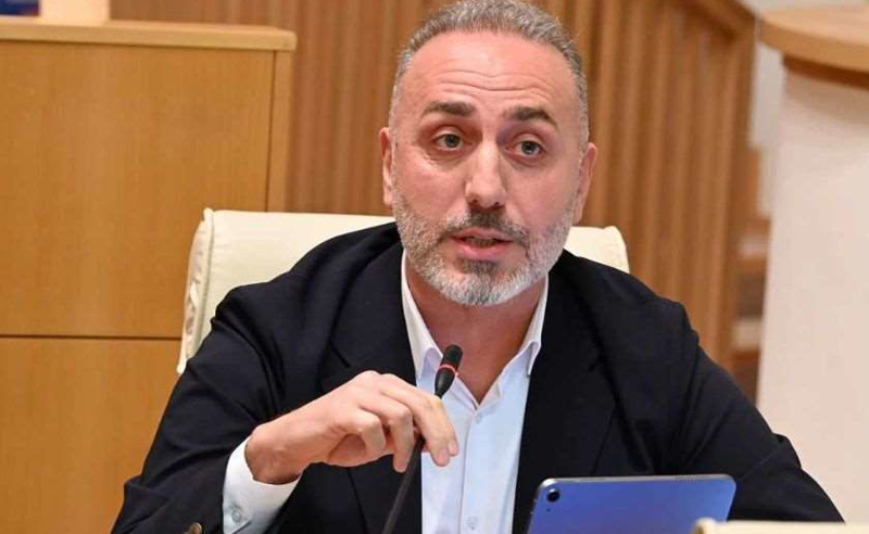 “ირაკლი კობახიძე არის მომსახურე პერსონალი…ერთადერთი, რა პროგრესიც შეიძლება, ჰქონდეს არის ის, რომ ამჯერად შეიძლება, თავად წაიკითხოს საკუთარი გადადგომის შესახებ განცხადება” – შარაშიძე კობახიძეზე