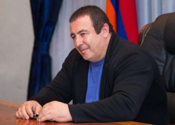 სომხეთის პროკურატურა ქვეყნის ოპოზიციური პარტიის, „აყვავებული სომხეთის“ ლიდერის, გაგიკ წარუკიანისგან 75 უძრავი ქონების, 42 ავტომობილის და 105 მილიარი დრამის კონფისკაციას ითხოვს