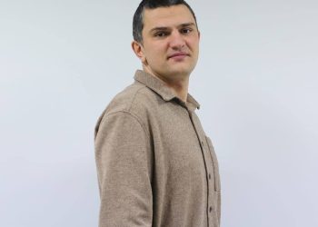 თბილისის საკრებულოსთან ბანერის ჭერის გამო აქტივისტი ნოდარ წიწარიშვილი დააკავეს