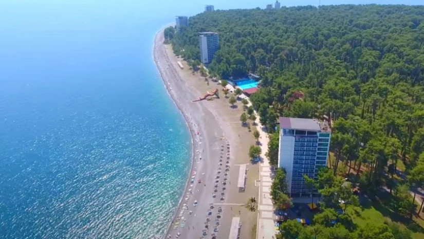 წელს საქართველო და ოკუპირებული აფხაზეთი რუსებისთვის ყველაზე იაფ პოპულარულ მიმართულებად რჩება – Ostrovok