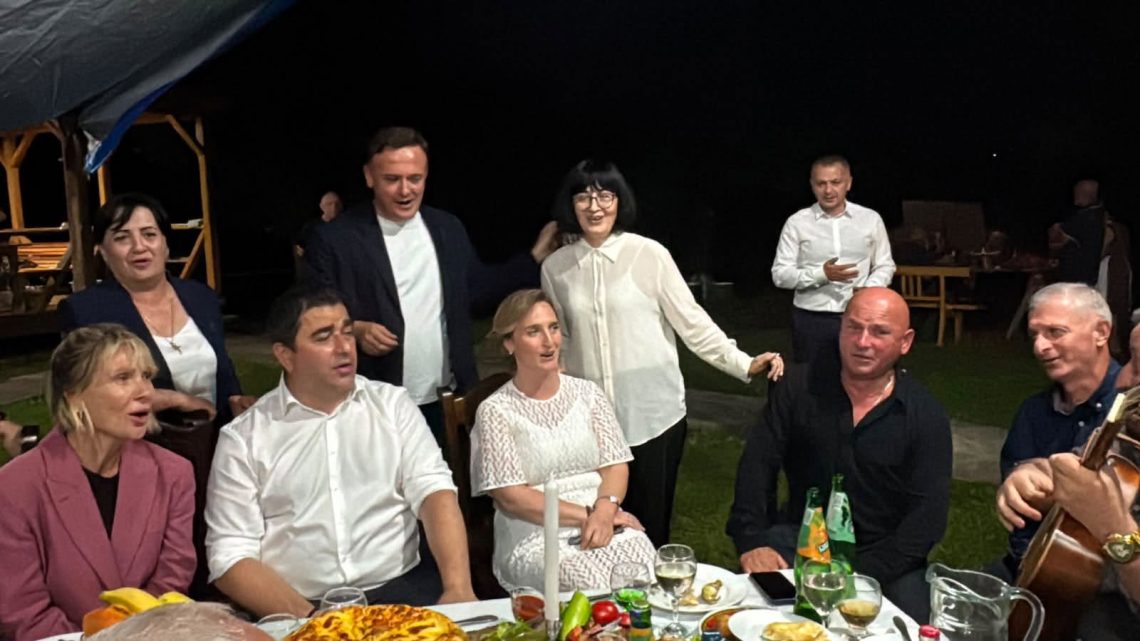 მღერიან “ოცნების” დეპუტატები – რა ვიდეოს აქვეყნებს წალენჯიხიდან ზარქუა