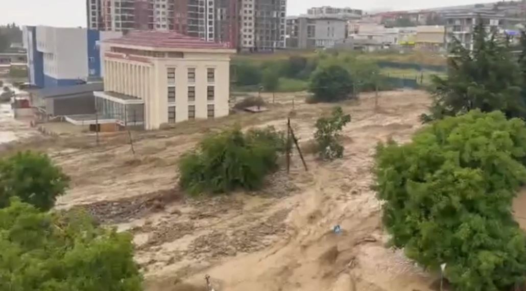 ვითარება სტიქიის ზონაში – დატბორილია კავკასიონის და ალაზნის გამზირის ქუჩების ნაწილი