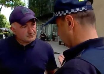 პარტია “ჯერ საქართველოს” წევრის, ვახტანგ ბეჟიტაშვილის განცხადებით, დიდუბის გამგებელი და მისი მოადგილეები ფიზიკურად გაუსწორდნენ