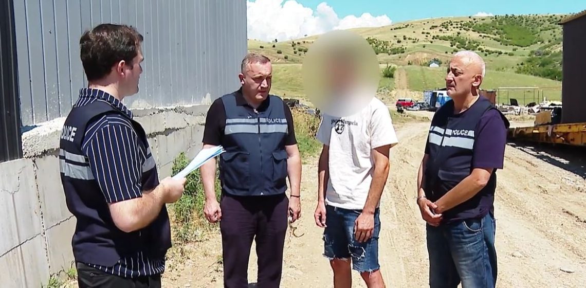 სამართალდამცველებმა დიდი ოდენობით თანხის თაღლითურად დაუფლების ბრალდებით თბილისში ერთი პირი დააკავეს