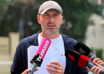 გურამ როგავა მასზე ძალადობაში ბრალდებული სპეცრაზმელის პროცესზე ცარიელი ფურცლებით მივიდა