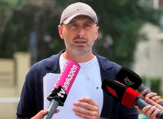 გურამ როგავა მასზე ძალადობაში ბრალდებული სპეცრაზმელის პროცესზე ცარიელი ფურცლებით მივიდა