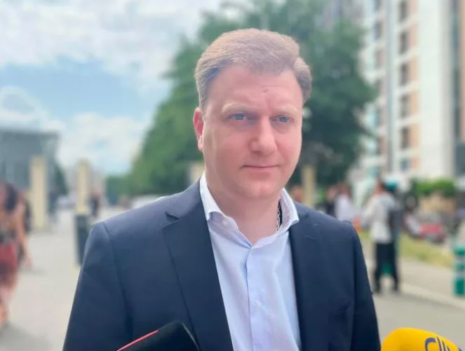 “სასამართლოში გავიმეორეთ ის, რაც განცხადებაში გვეწერა – დანაშაული: „გარეთ სანქცია, შიგნით აქცია“, რასაც ნიკა გვარამია პერმანენტულად აცხადებს, არის განგრძობითი, დღესაც გრძელდება” – ვატო შაქარიშვილი