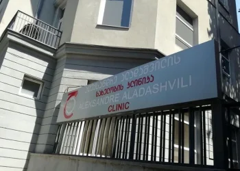 ექიმის ინფორმაციით, ქალი, რომელიც ვერაზე მომხდარი სროლის შედეგად დაშავდა, კლინიკიდან გაწერეს
