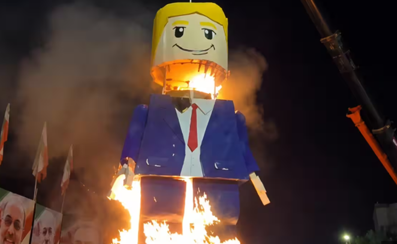 ხამენეის დაკრძალვაზე ტრამპის LEGO-ს ფიგურა დაწვეს