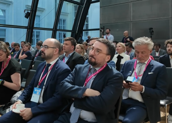 “აქ ვართ, როგორც თავისუფლებისთვის მებრძოლი ხალხის წარმომადგენლები” – “ალდეს” შეხვედრას ქართული ოპოზიცია ესწრება