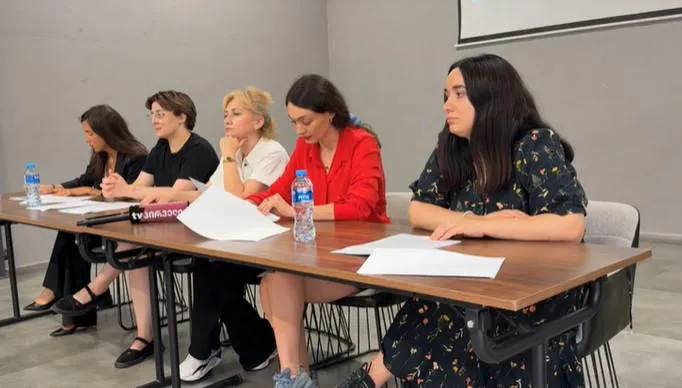 “საქართველოში უკონტროლო გამრავლების შედეგად იმაზე გაცილებით მეტი ძაღლი და კატა გვყავს, ვიდრე მათი აყვანის მსურველი ადამიანია – პრობლემის აღმოფხვრის ერთადერთი გზა 5 კომპონენტის ერთდროულად ამუშავებაა” – ცხოველთა უფლებადამცველები