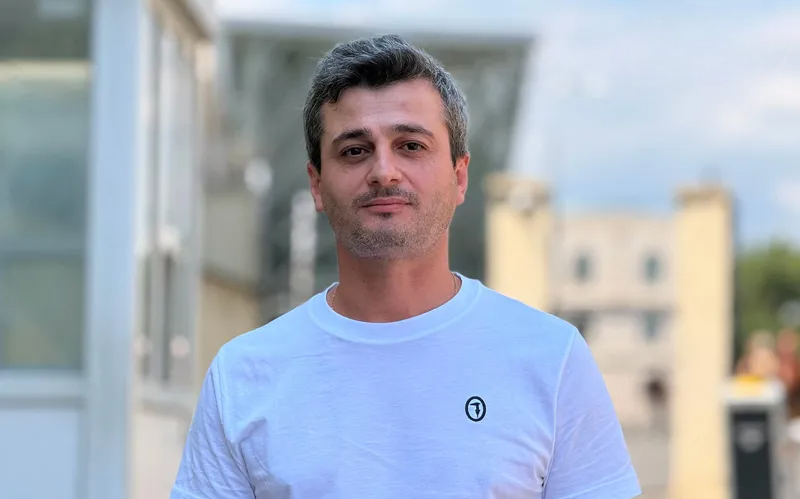 სასამართლოში ჯაშუშობის ბრალდებით დაკავებული ირაკლი ჩიხლაძის საქმესთან დაკავშირებული პროცესი მიმდინარეობს