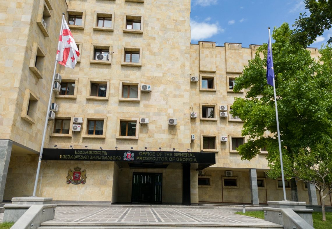შეკვეთით მკვლელობის მომზადების, იარაღის და საბრძოლო მასალის ტარებისა და „ქურდული სამყაროს“ წევრობისთვის ბრალდებულებს 17 და 20 წლით პატიმრობა მიესაჯათ