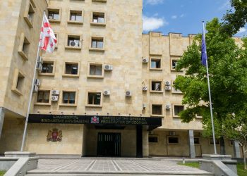 შეკვეთით მკვლელობის მომზადების, იარაღის და საბრძოლო მასალის ტარებისა და „ქურდული სამყაროს“ წევრობისთვის ბრალდებულებს 17 და 20 წლით პატიმრობა მიესაჯათ
