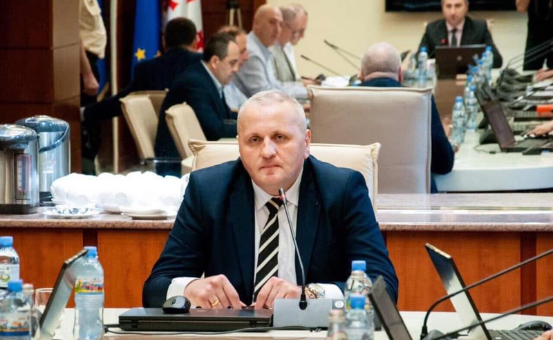“რაც იქ ვნახე, შოკისმომგვრელი იყო” – რას წერს ადვოკატი ოზურგეთის დროებითი მოთავსების იზოლატორში არსებულ ვითარებაზე