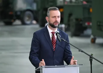 “თავისუფალი სამყაროს პასუხი ომით გამოწვეული დაღლა კი არ უნდა იყოს, არამედ კიდევ უფრო დიდი სიმტკიცის გამოჩენა” – პოლონეთის თავდაცვის მინისტრი კიევზე თავდასხმაზე