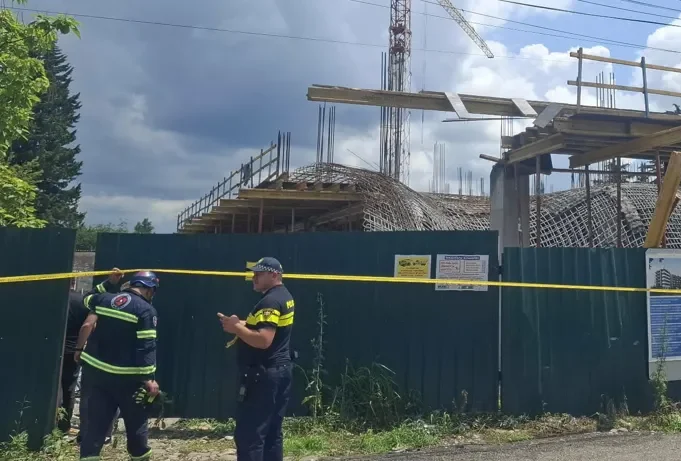 ქუთაისში, კორპუსის მშენებლობაზე კონსტრუქციის ჩამოშლის შედეგად ნანგრევებში მოყოლილი მამაკაცი მაშველებმა გარდაცვლილი იპოვეს