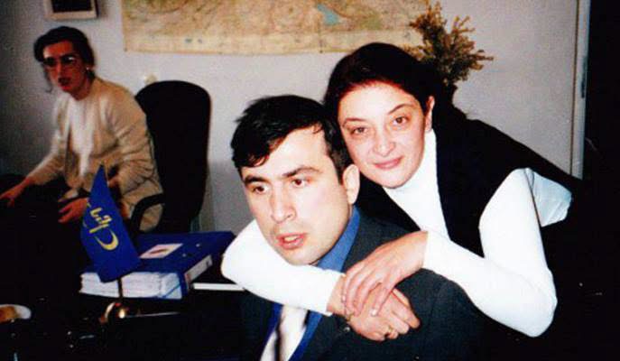 ,, რა გჭირს, მიშა?!… ასე როგორ დაეცი… ასე როგორ “ გაუფასურდი?!…” – ხათუნა ხოფერია სააკაშვილს მიმართავს