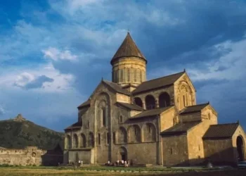 13 ივლისს, კათოლიკოს-პატრიარქი შიო III სვეტიცხოვლის საპატრიარქო ტაძარში სადღესასწაულო წირვას აღავლენს