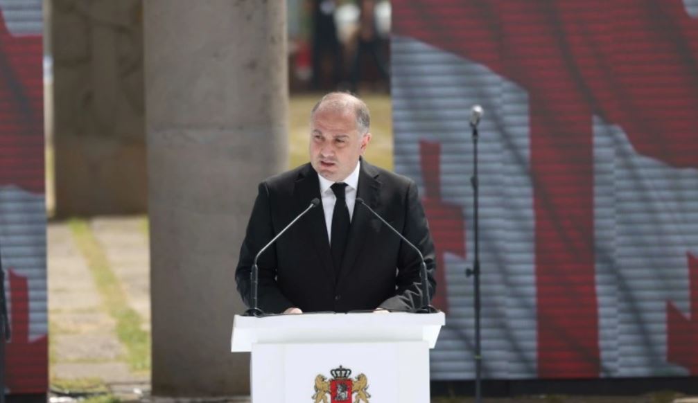 “სამშობლოს ერთგულება, ღირსება, პროფესიონალიზმი, პასუხისმგებლობა და თავდადება არის ის ღირებულებები და მემკვიდრეობა, რომელიც დიდგორის ველზე გამარჯვებულმა მებრძოლებმა დაგვიტოვეს…” – რას ამბობს ირაკლი ჩიქოვანი