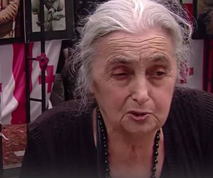 “ჩემი შვილი პირველივე დღიდან ჩაერთო საომარ მოქმედებებში და ბოლო დღეებში დაიღუპა” – რას ამბობს ქალი, რომელმაც აფხაზეთის ომში ქმარი და შვილი დაკარგა