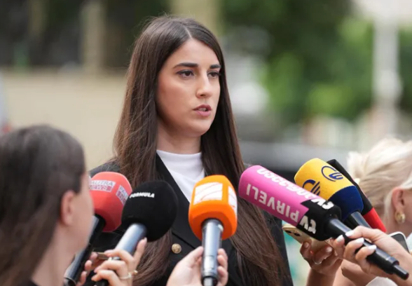“ბრალდების მხარეს გამოძიების ეტაპზე შეკრებილი აქვს არაერთი მტკიცებულება, მათ შორის მოწმეთა გამოკითხვის ოქმები, რომლებიც პირდაპირ უთითებენ ირაკლი ღარიბაშვილის მიერ დანაშაულის ჩადენაზე…” – რას ამბობს პროკურორი
