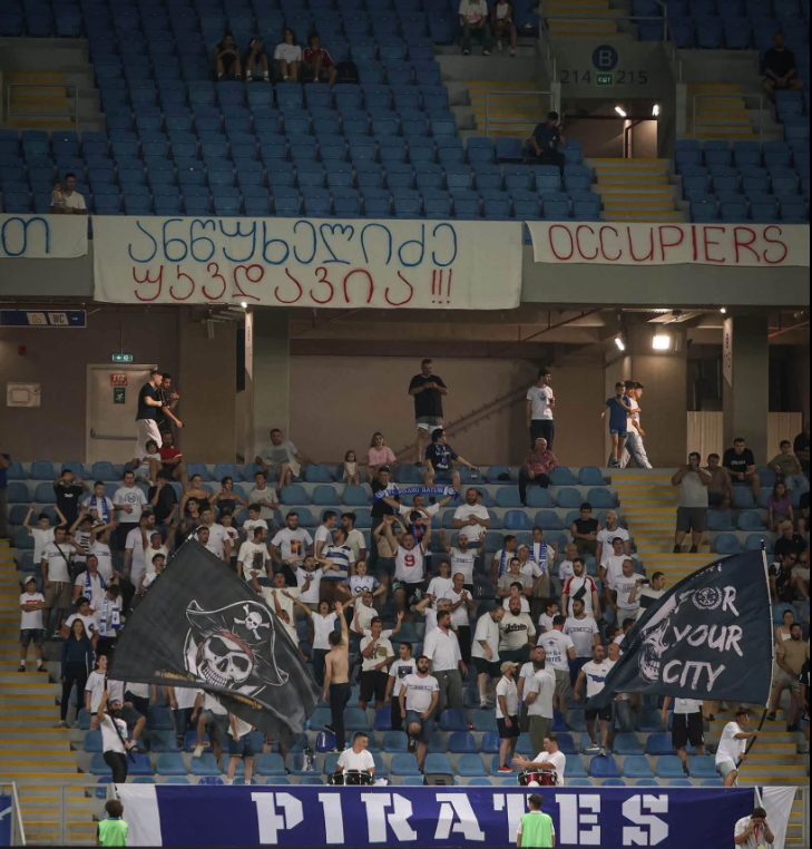 “ანწუხელიძე უკვდავია”, “მალე გაგრაშიც ვითამაშებთ” – ბანერები საფეხბურთო მატჩზე