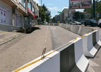 თელავის მერის განცხადებით, თელავის ხევის მიმდებარედ, 10 მეტრის ზონაში არსებულ ყველა შენობას დემონტაჟი ჩაუტარდება