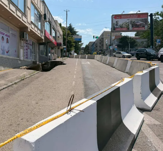 თელავის მერის განცხადებით, თელავის ხევის მიმდებარედ, 10 მეტრის ზონაში არსებულ ყველა შენობას დემონტაჟი ჩაუტარდება