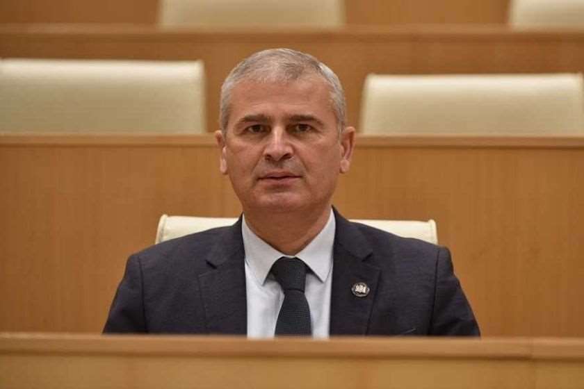 “ერთმანეთში არჩიონ, ვინ დონ კიხოტია, ვინ სერვანტესი, ვინ შექსპირის გმირი ან ავთანდილი, თუმცა, არც ერთთან ამ ხალხის შედარებითი კავშირიც კი არ შეიძლება”-ირაკლი ქადაგიშვილი