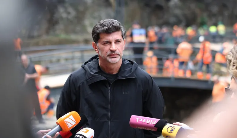 კახა კალაძის ინფორმაციით, რუსთაველის გამზირის რეაბილიტაციის ფარგლებში კიდევ ერთი დაზიანებული ჭადრის ხე მოიჭრება