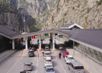 რუსეთის მოქალაქეების რეკორდული ნაკადი ზემო ლარსზე – ექსპერტები რისკებზე მიუთითებენ