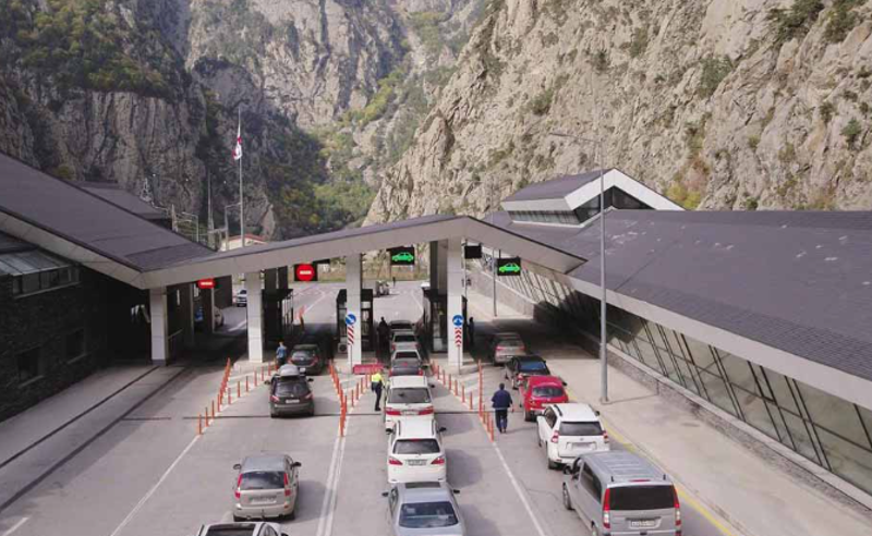 რუსეთის მოქალაქეების რეკორდული ნაკადი ზემო ლარსზე – ექსპერტები რისკებზე მიუთითებენ