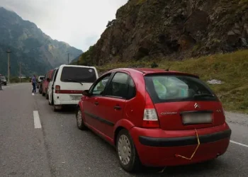 რუსეთის საბაჟო სამსახური ლარსზე მოგზაურთა ნაკადის ზრდის მიზეზებს განმარტავს