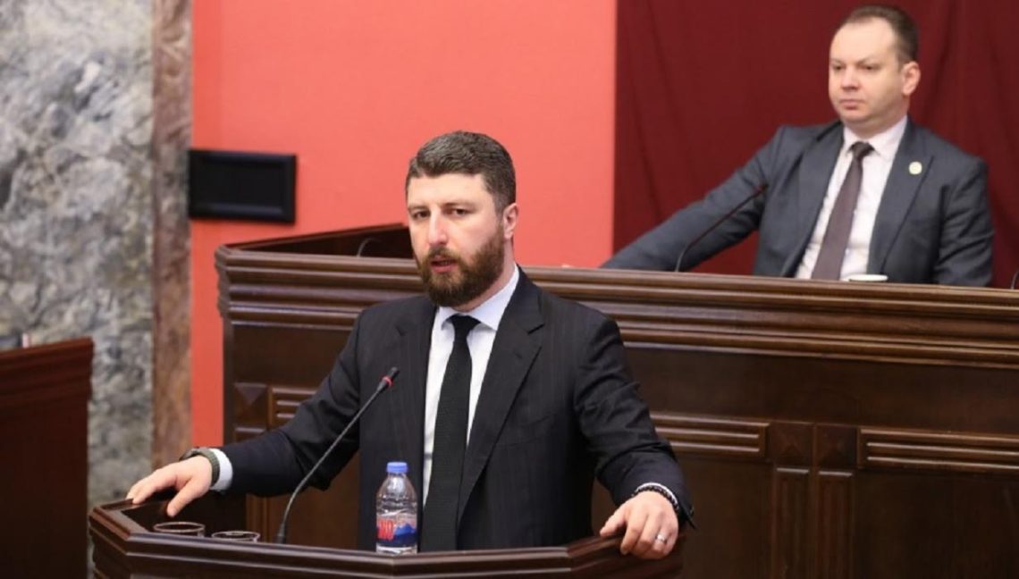 “მარტა კოსს საქართველო იმ შემთხვევაში ახსენდება, როცა ცდილობს, ქვეყანაში შავი ფული შემოიტანოს და კოლექტიურ „ნაცმოძრაობას“ ეს თანხები მიაწოდოს…” – არჩილ გორდულაძე