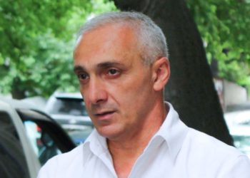 თამაზ ელიზბარაშვილის იზოლატორში გამომძიებელი შედის