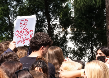 „თუ სკოლა ავარიული იყო, რატომ დაიწყეთ სწავლა?“ – თბილისის 21-ე საჯარო სკოლის მშობლები და პედაგოგები პასუხებს ითხოვენ