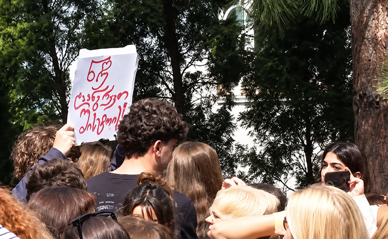 „თუ სკოლა ავარიული იყო, რატომ დაიწყეთ სწავლა?“ – თბილისის 21-ე საჯარო სკოლის მშობლები და პედაგოგები პასუხებს ითხოვენ