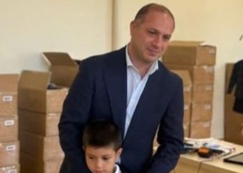 გივი მიქანაძემ პირველკლასელ შვილს სასკოლო ფორმა შეუძინა