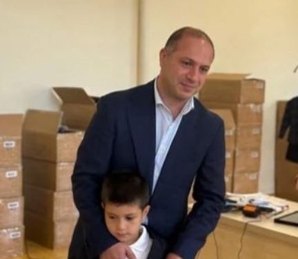 გივი მიქანაძემ პირველკლასელ შვილს სასკოლო ფორმა შეუძინა