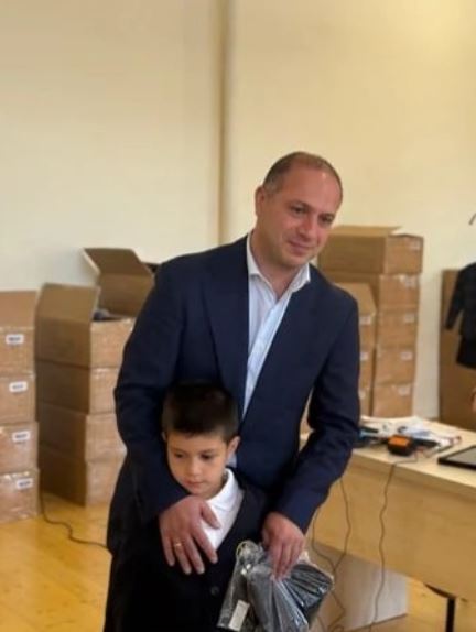 გივი მიქანაძემ პირველკლასელ შვილს სასკოლო ფორმა შეუძინა