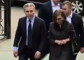 ივანიშვილი ცოლთან ერთად სიონში, ნოდარ დუმბაძის მეუღლის პანაშვიდზე მივიდა