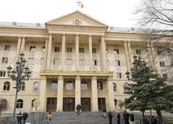 თბილისის საქალაქო სასამართლოში, ლევან ხაბეიშვილის მიმართ განხორციელებული ფიზიკური ძალადობის ფაქტზე ბრალდებული სუს-ის და შსს-ს ყოფილი თანამშრომლების პირველი არსებითი სხდომა მიმდინარეობს