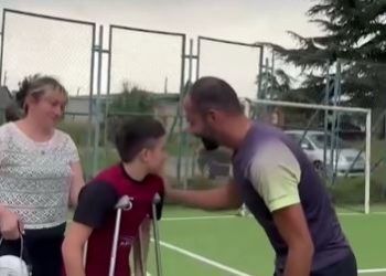 ბაჩო ჭალიძე, რომელიც გორის მუნიციპალიტეტში ველოსიპედით მოძრაობისას დაშავდა და ფეხის ამპუტაცია დასჭირდა, კვლავ მოედანზე დაბრუნდა