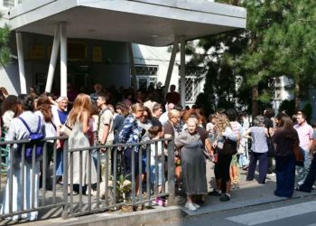 თბილისის 21-ე საჯარო სკოლაში, აქციის პარალელურად, სკოლის სამეურვეო საბჭოსა და მერიის თანამშრომლებს შორის შეხვედრა მიმდინარეობს