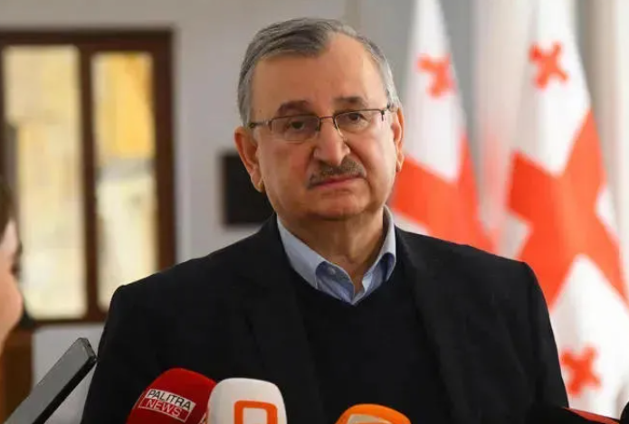 “სესხის აღება გაუძნელდებათ დაბალშემოსავლიან მოქალაქეებს, ეროვნულ ბანკს ავიწყდება, ხელფასებმა რომ მოიმატა, მოიმატა ფასებმაც – ოფიციალური სტატისტიკითაც კი ფასები გაორმაგდა…”- რას ამბობს რომან გოცირიძე