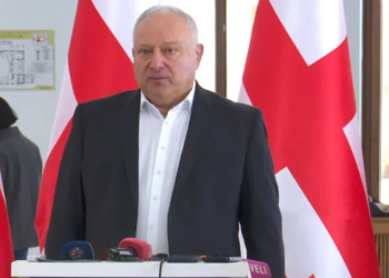 “შემოსულობების ნაწილში ნაერთი ბიუჯეტი თითქმის 2 მილიარდით იზრდება – 2027 წლიდან, 70 წელს ქვემოთ პირების პენსია 20 ლარით, ხოლო 70 წელს ზემოთ მოქალაქეების პენსია 60 ლარით მოიმატებს”- რას ამბობს პაატა კვიჟინაზე