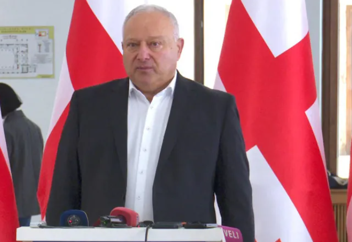 “შემოსულობების ნაწილში ნაერთი ბიუჯეტი თითქმის 2 მილიარდით იზრდება – 2027 წლიდან, 70 წელს ქვემოთ პირების პენსია 20 ლარით, ხოლო 70 წელს ზემოთ მოქალაქეების პენსია 60 ლარით მოიმატებს”- რას ამბობს პაატა კვიჟინაზე